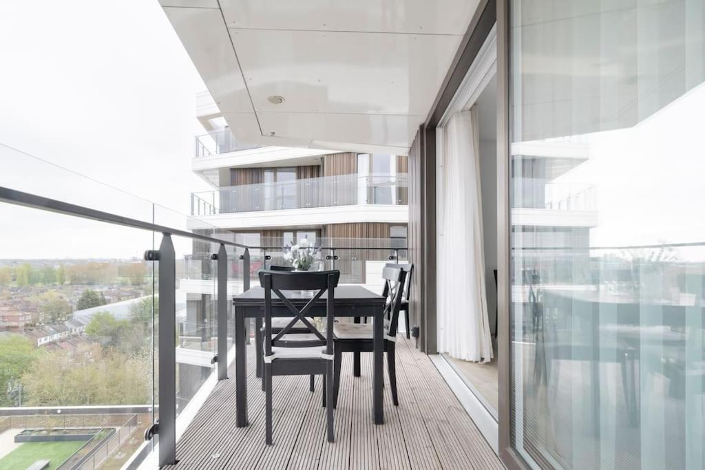 Lovely En-suite Flat With Balcony And Parking. Londen