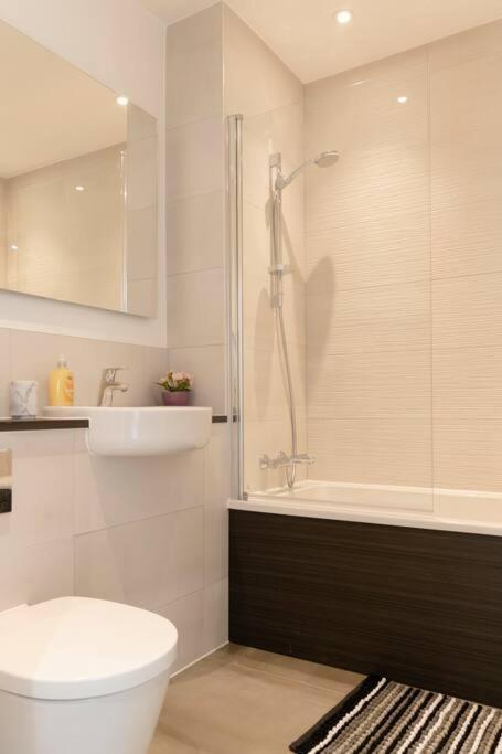 Lovely En-suite Flat With Balcony And Parking. Appartement
