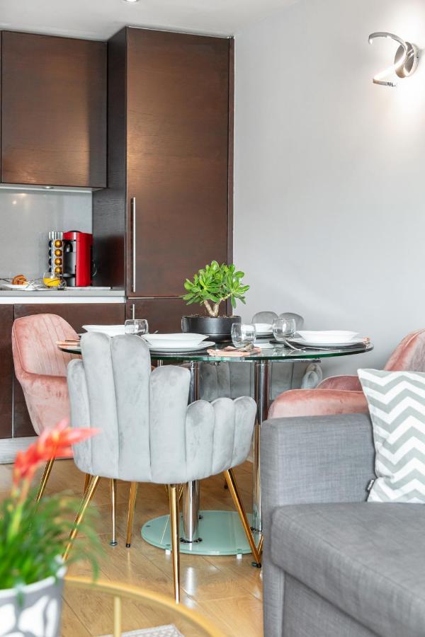 Stunning With Underground Parking! Apartment *