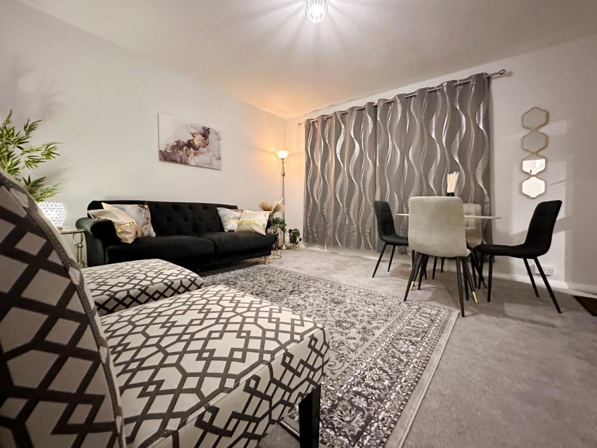 Zoey Place Near Thames River - 2 Double Beds, 1 Single Bed, Spacious, Ideal For Families Apartment *