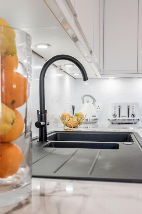Holiday home House 10 Mins To Tower Bridge Hot Tub & Parking