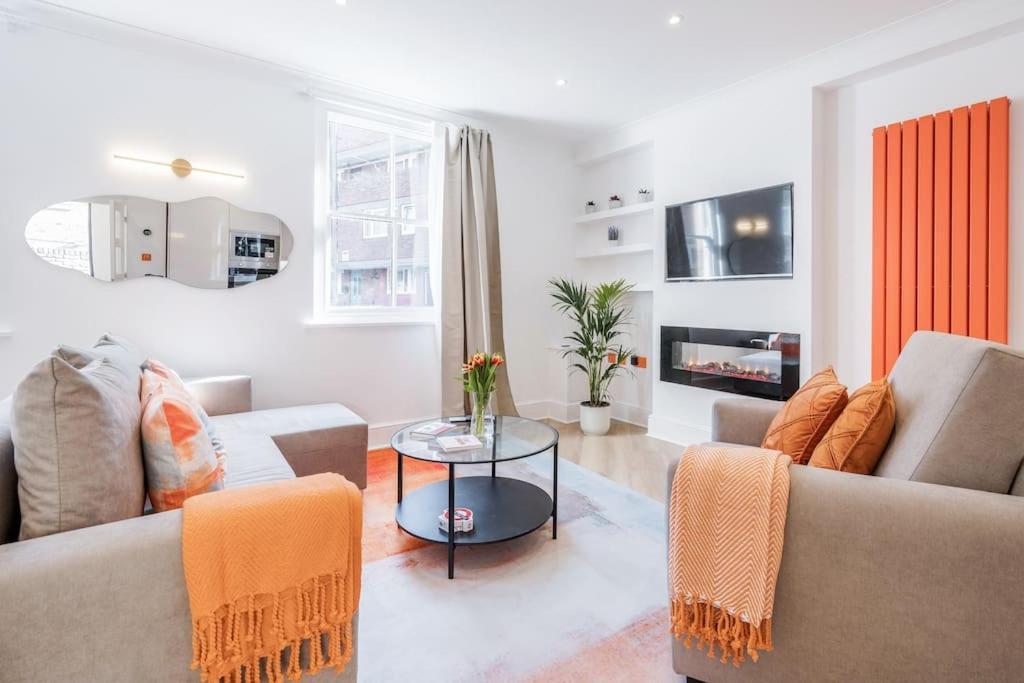 Holiday home House 10 Mins To Tower Bridge Hot Tub & Parking *