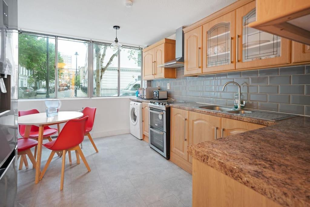 Stunning 4br In Apartment *