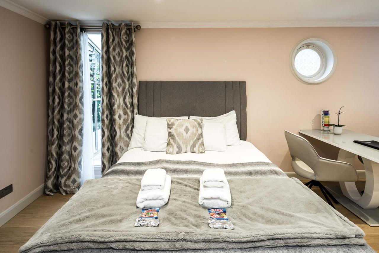 Superb Chelsea Rare Find With Patio 2 Min From Tube Appartement