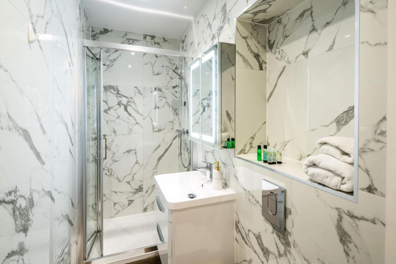 Superb Chelsea Rare Find With Patio 2 Min From Tube Appartement Londen