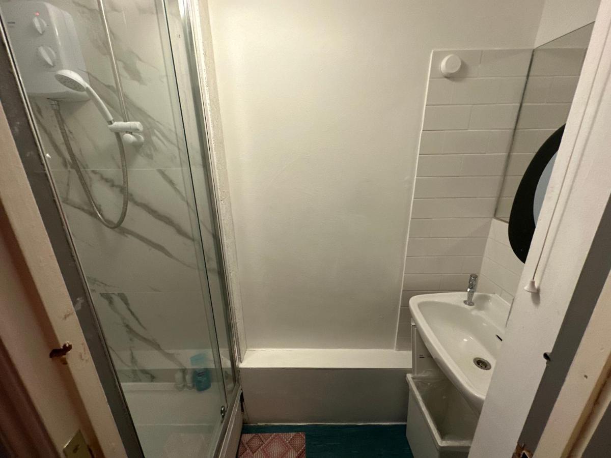 2 Mins To Euston Station, Triple Bedroom With Private Bathroom C Bed & Breakfast London
