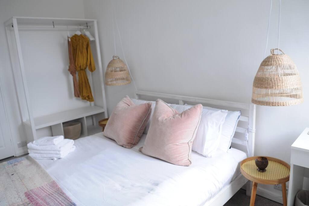 Light Filled Mid- Century 3 Bed In Dulwich London