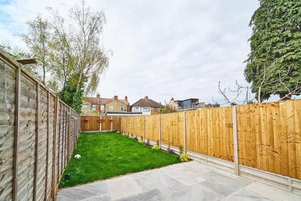 Spacious 4br House, London, Sleeps 9, Parking Available Appartement Londen