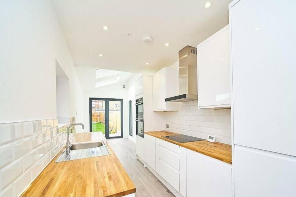 Spacious 4br House, London, Sleeps 9, Parking Available Appartement *