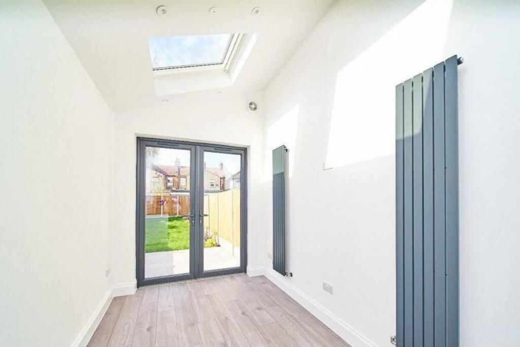 Spacious 4br House, London, Sleeps 9, Parking Available Appartement Londen