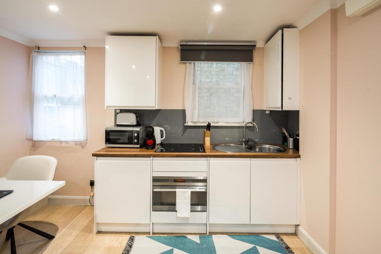 Superb Chelsea Rare Find With Patio 2 Min From Tube Londen