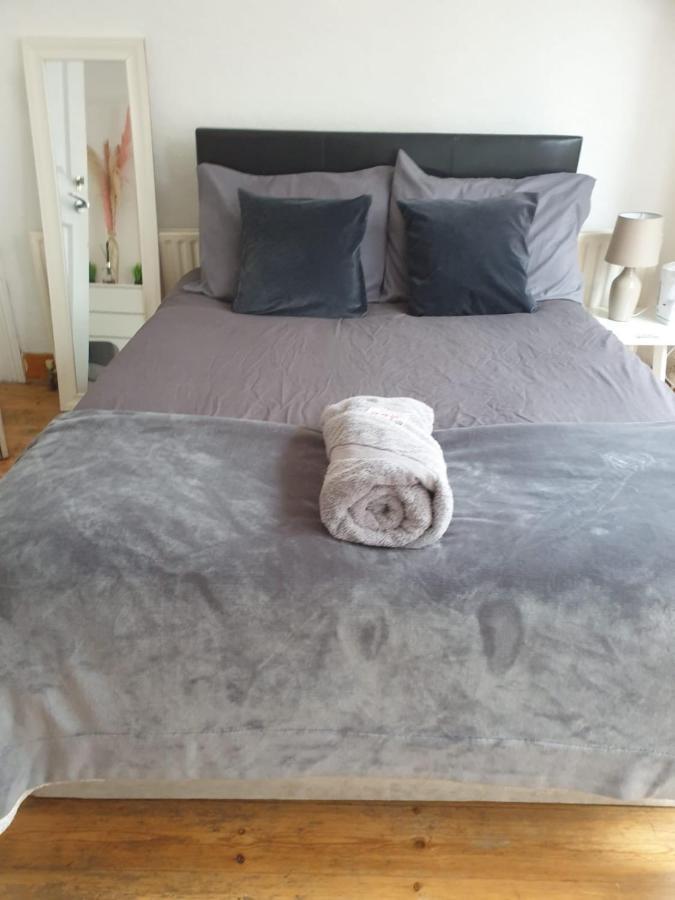 Gjestgiverier Balham, South Spacious F2, 6 Available London