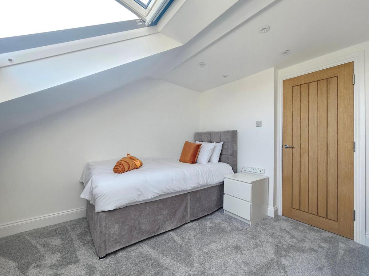 Spacious 4br House, London, Sleeps 9, Parking Available Londen