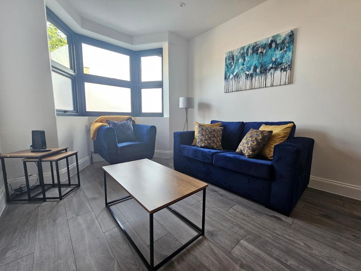 Spacious 4br House, London, Sleeps 9, Parking Available Appartement Londen