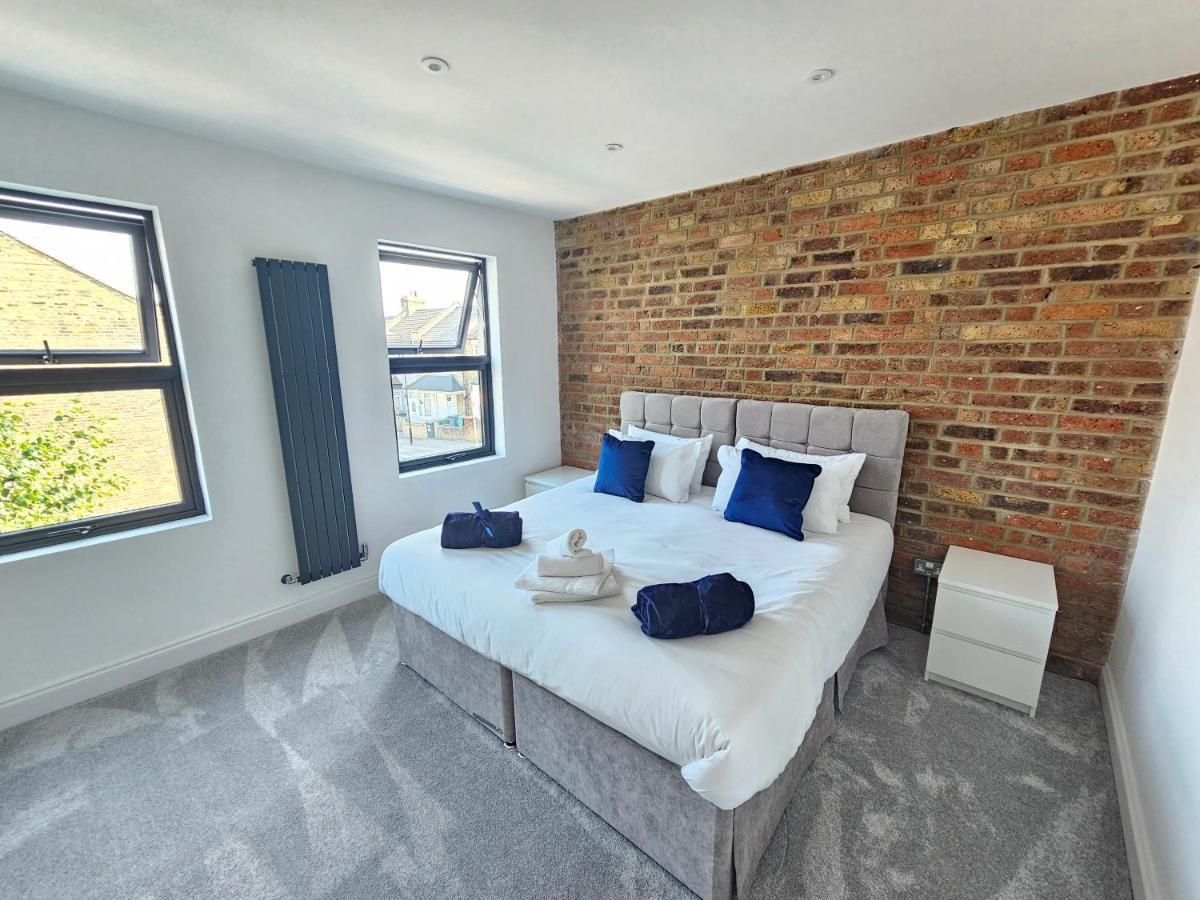 Spacious 4br House, London, Sleeps 9, Parking Available Appartement *