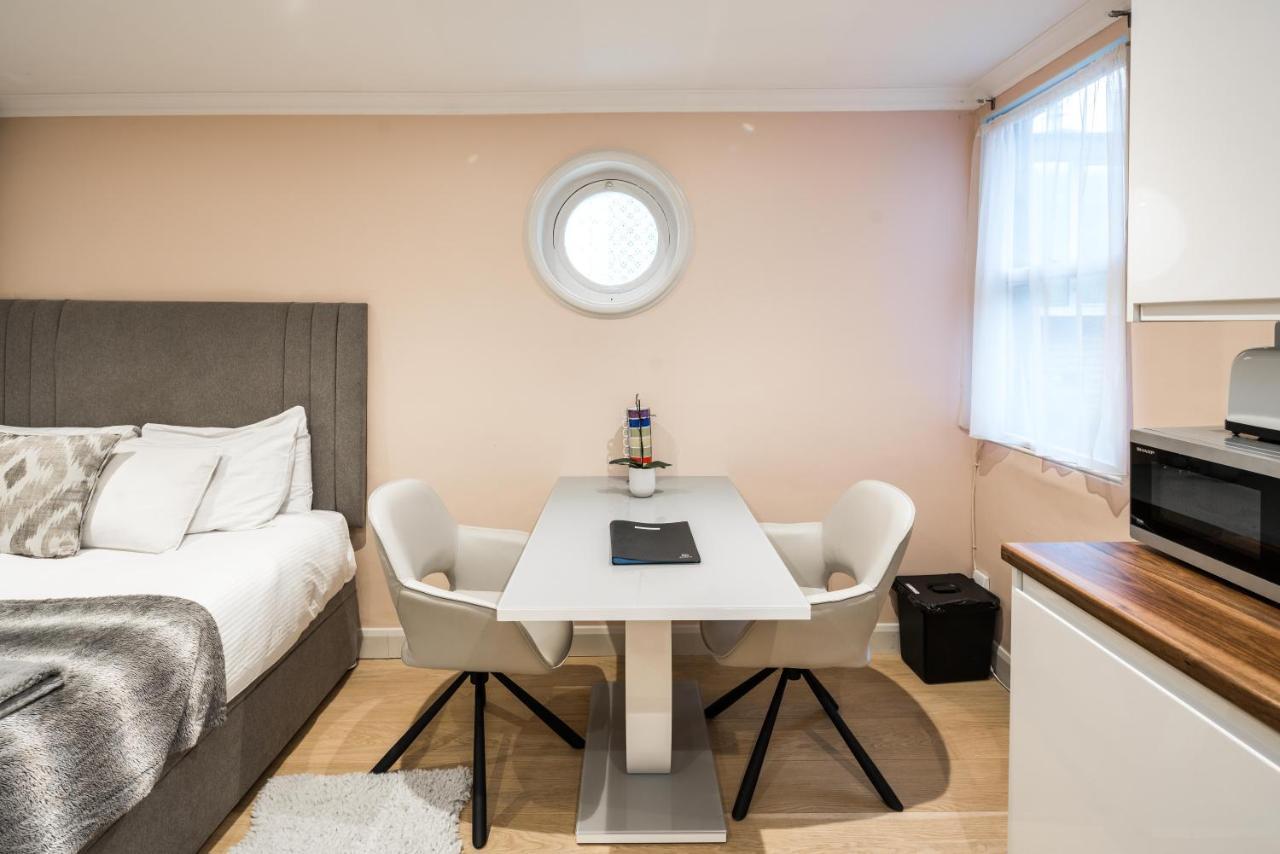 Superb Chelsea Rare Find With Patio 2 Min From Tube Appartement *