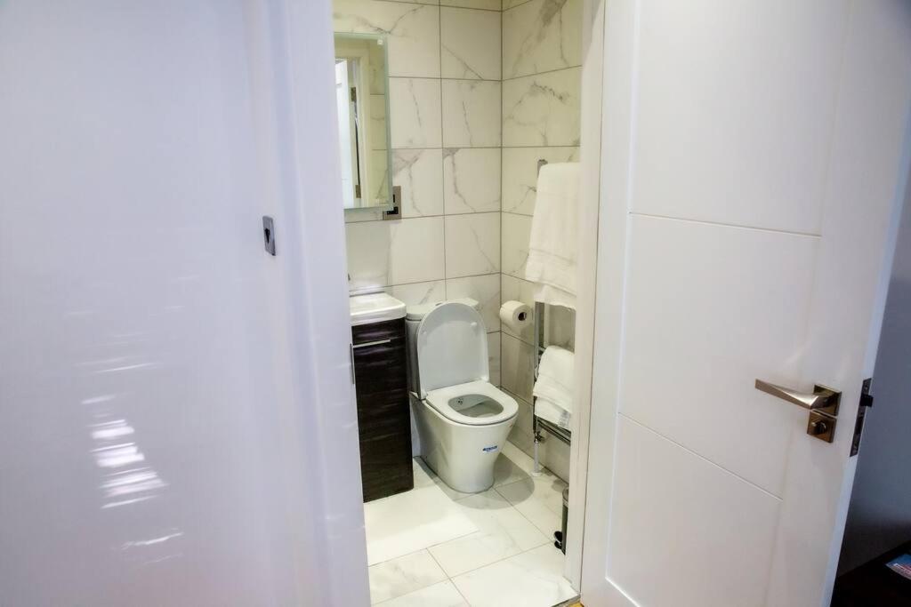 Airy, 3 Bedrooms, Ensuite , Flat Apartment