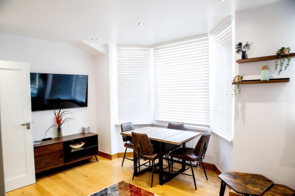 Apartment Airy, 3 Bedrooms, Ensuite , Flat