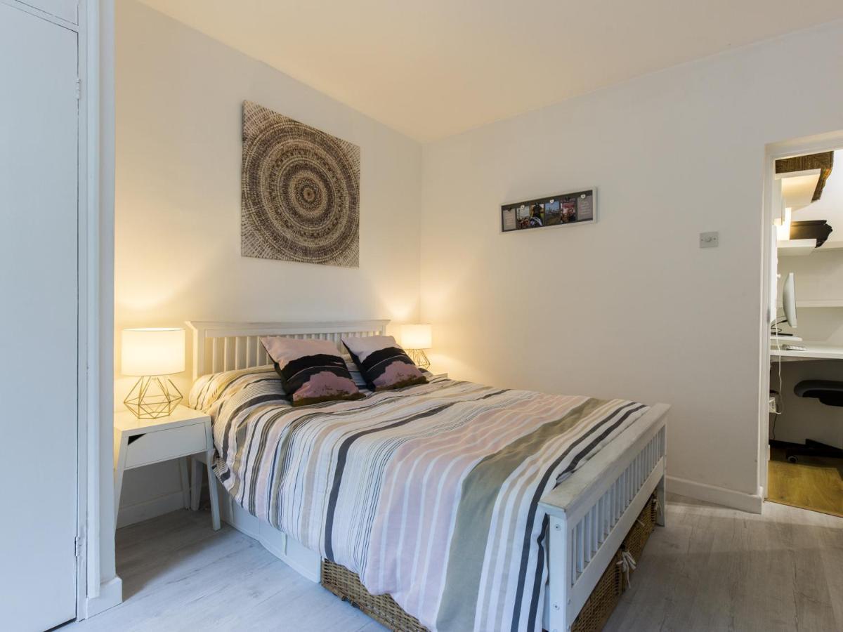 Spacious Flat In South With Balcony - Pass The Keys *