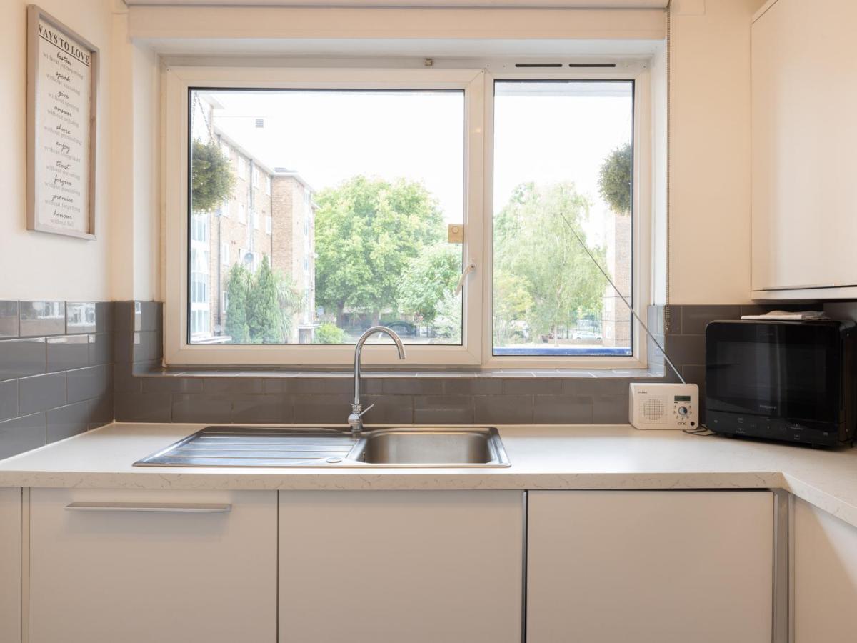 Spacious Flat In South With Balcony - Pass The Keys Apartment *