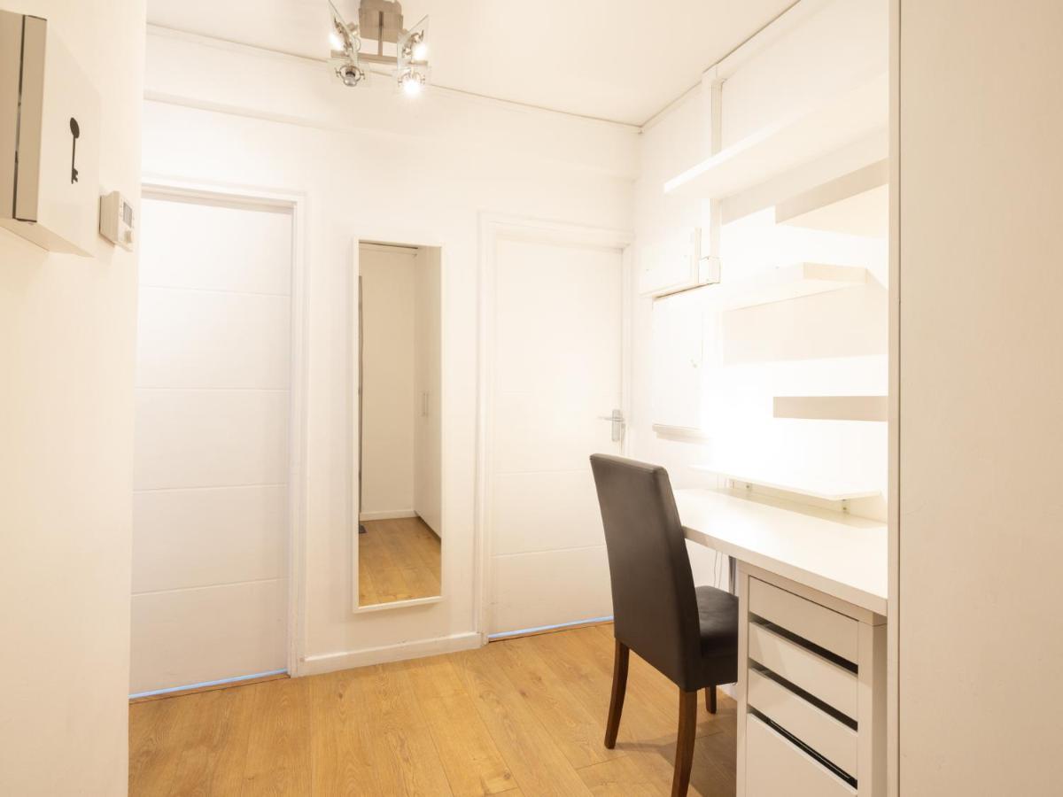 Spacious Flat In South With Balcony - Pass The Keys Apartment