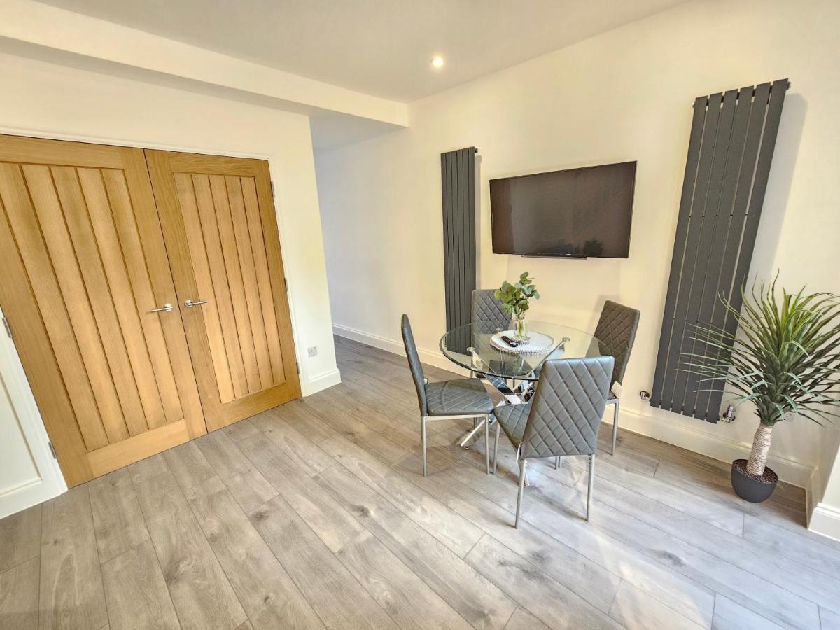 Spacious 4br House, London, Sleeps 9, Parking Available Londen