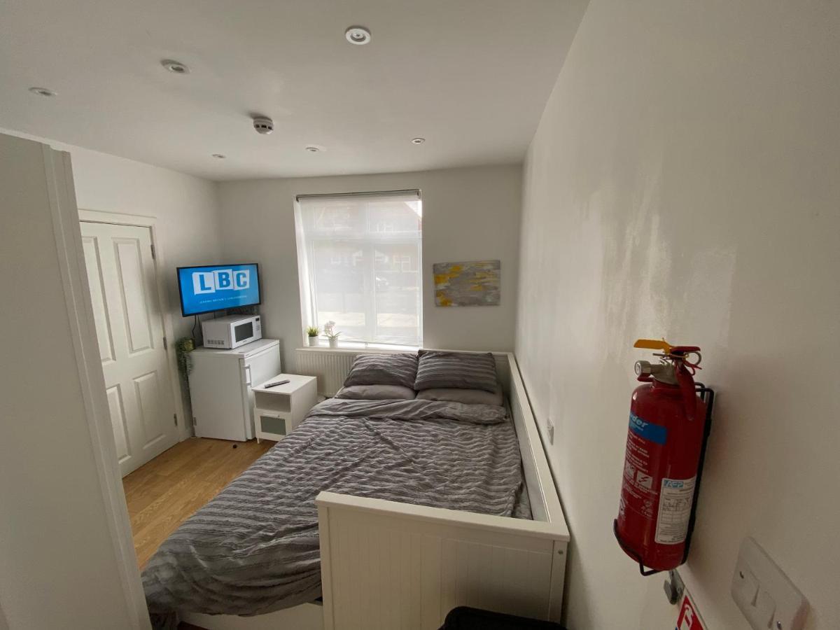 West Acton Studio Flat * Londen