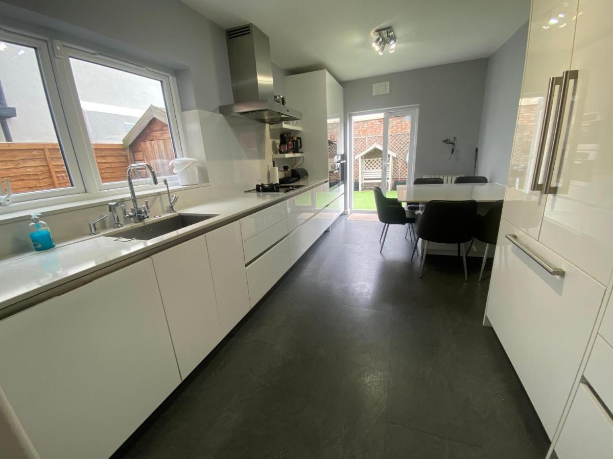 Private In Excellent Family House ,zone 2 * London