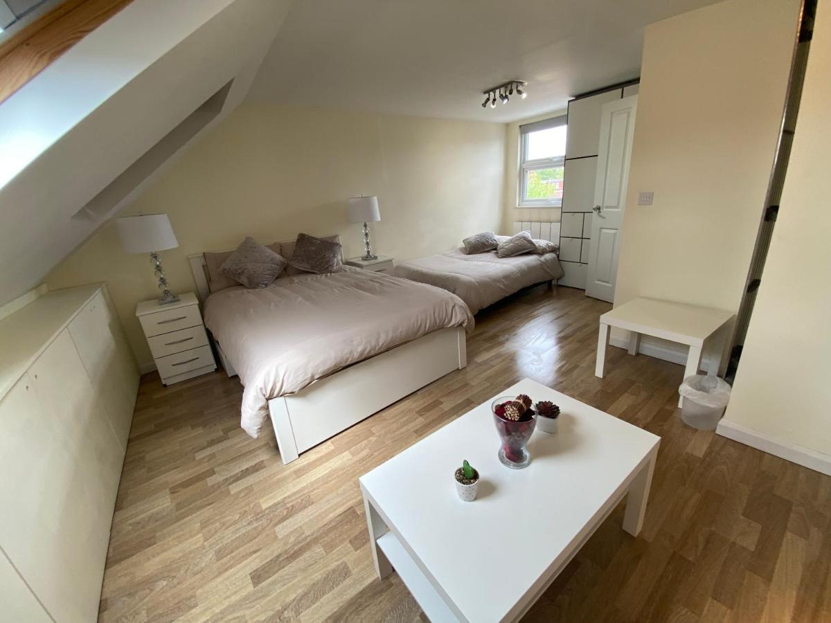 Private In Excellent Family House ,zone 2 London