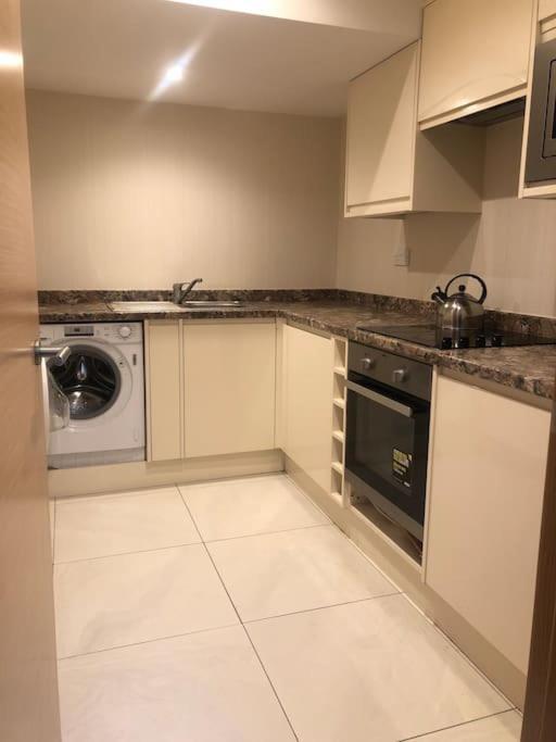 Flat In North Acton * Londen