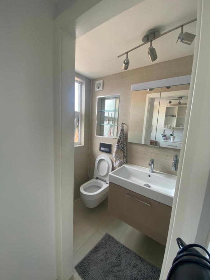 Private In Excellent Family House ,zone 2 Privatunterkunft London