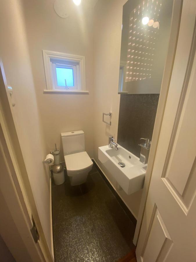 Private In Excellent Family House ,zone 2 Privatunterkunft London