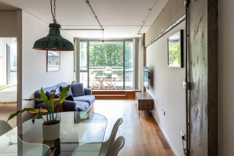 Altido Modern Flat With Canal Views London