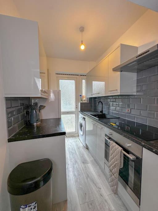Comfortable In 3 Bed House Apartment *