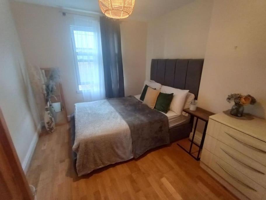 1- Bedroom Flat In London, Sleeps 4, Good Transport Link Apartment