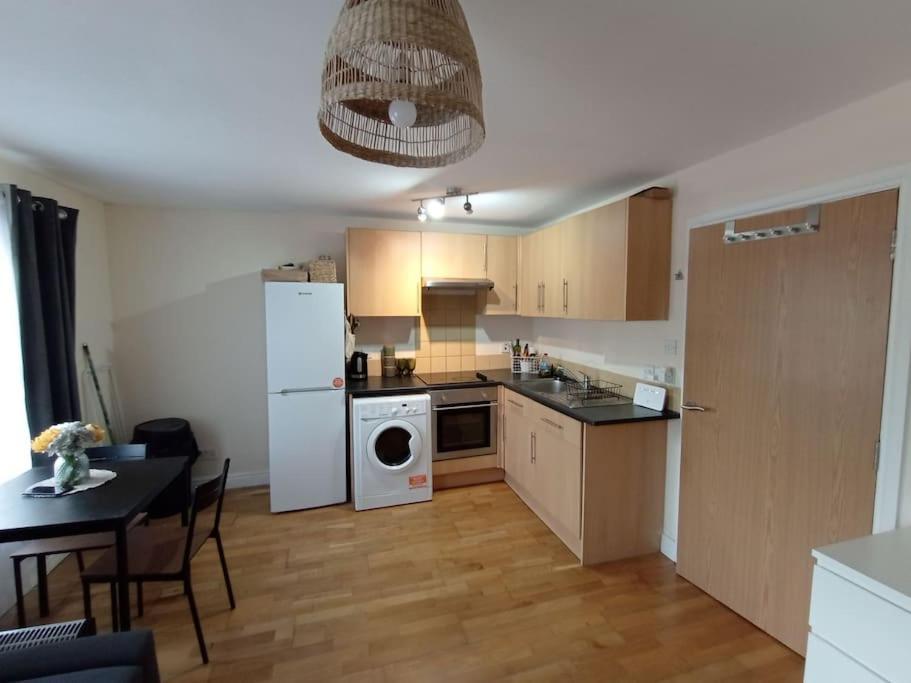 1- Bedroom Flat In London, Sleeps 4, Good Transport Link Apartment *