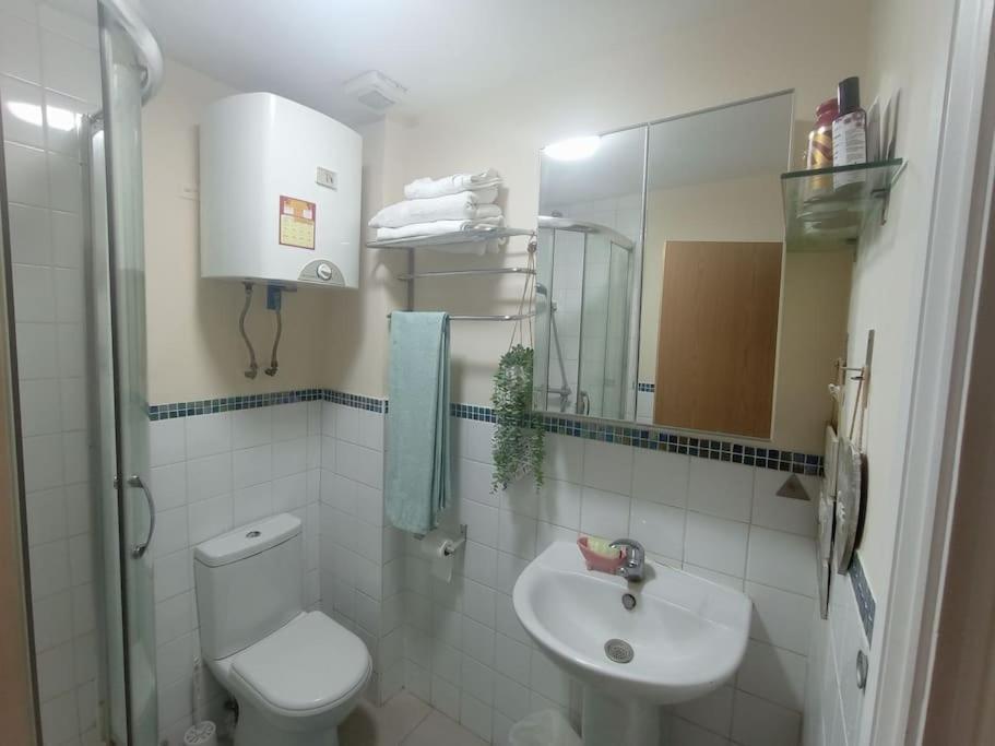 1- Bedroom Flat In London, Sleeps 4, Good Transport Link London