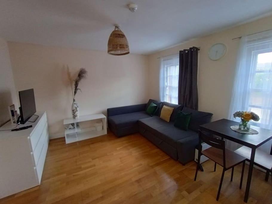 Apartment 1- Bedroom Flat In London, Sleeps 4, Good Transport Link