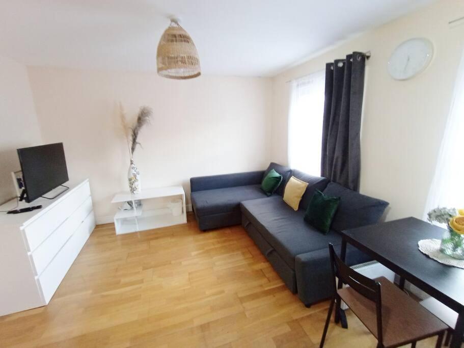 1- Bedroom Flat In London, Sleeps 4, Good Transport Link London