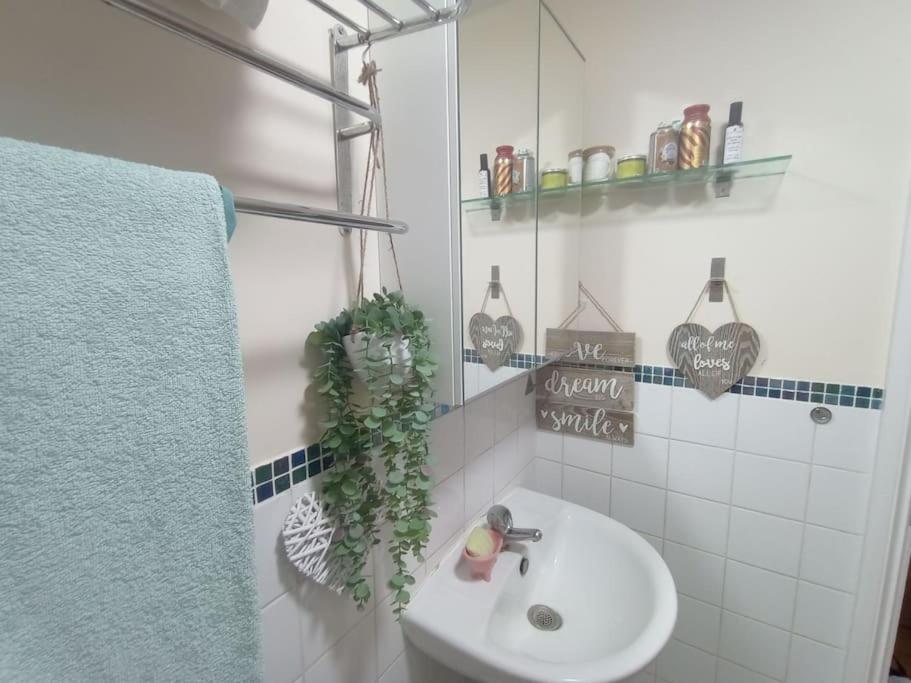 Apartment 1- Bedroom Flat In London, Sleeps 4, Good Transport Link *