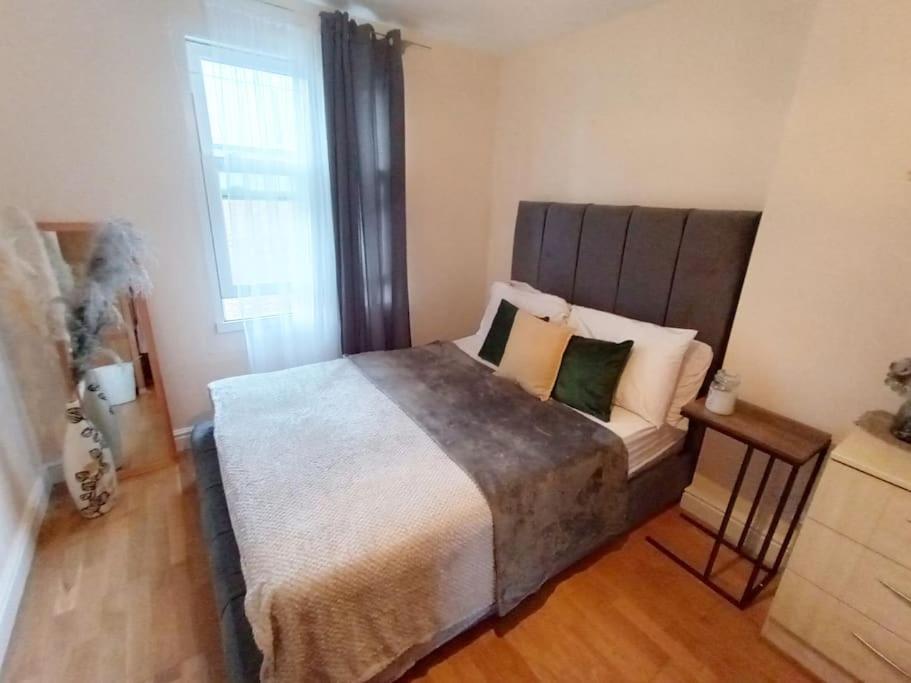 Apartment 1- Bedroom Flat In London, Sleeps 4, Good Transport Link London