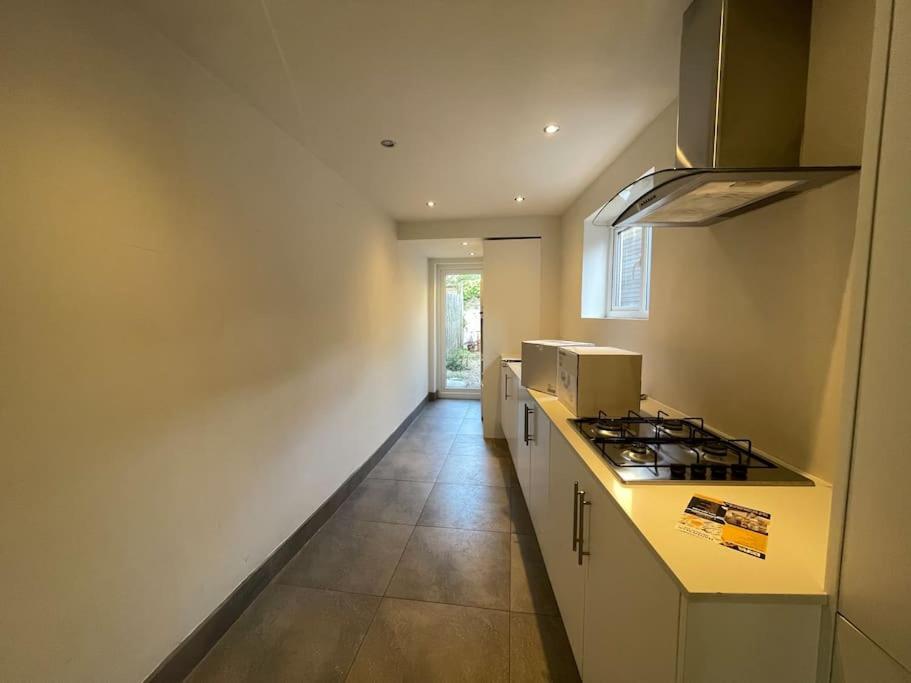 Westfield, 8 Beds, 5 Stations 10min, 20min Ferienhaus *