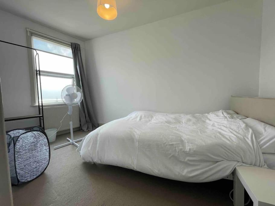 Westfield, 8 Beds, 5 Stations 10min, 20min Ferienhaus London