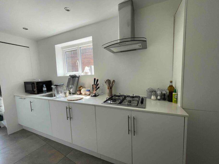 Westfield, 8 Beds, 5 Stations 10min, 20min Ferienhaus London
