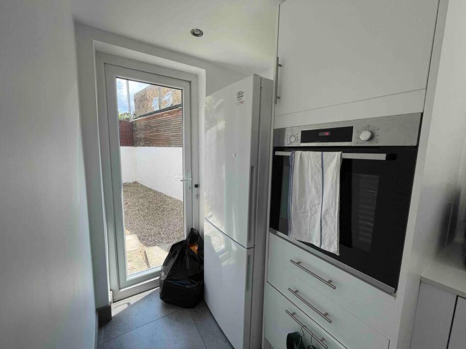 Westfield, 8 Beds, 5 Stations 10min, 20min Ferienhaus *