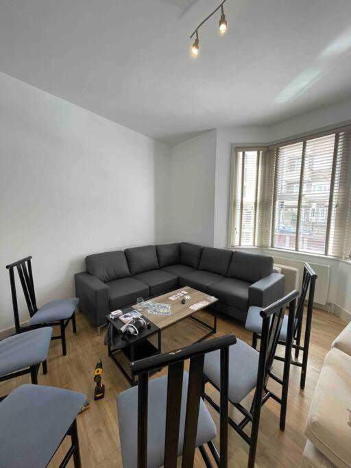 Westfield, 8 Beds, 5 Stations 10min, 20min Ferienhaus London
