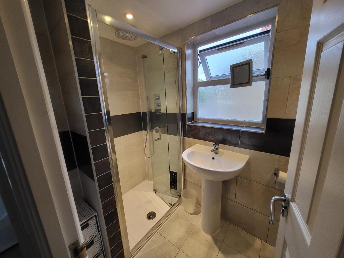 Large 4 Bedroom House In Leilighet London