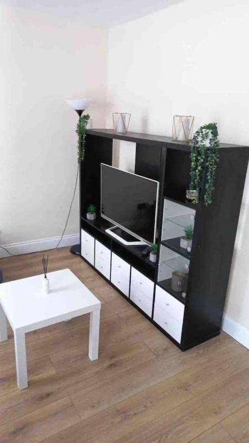 Quiet And Cozy 2 Seperate Bedrooms And 2 Bathroom With Terrace Apartment *