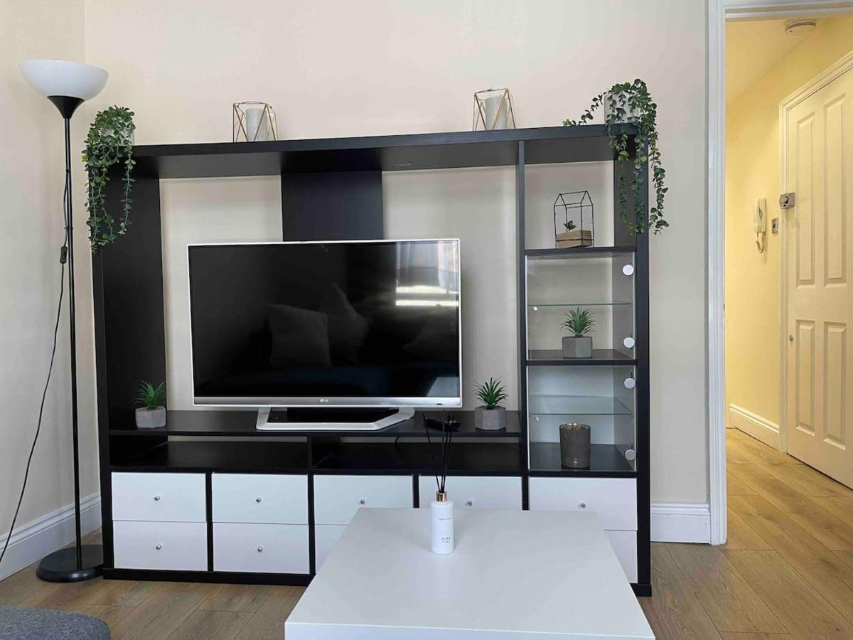 Quiet And Cozy 2 Seperate Bedrooms And 2 Bathroom With Terrace Apartment *