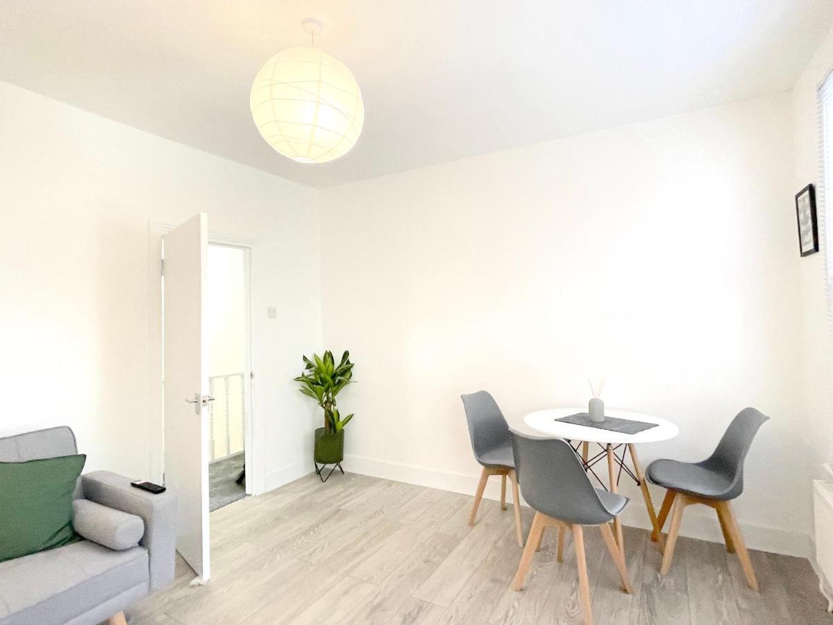 Stylish In Plaistow Apartment London